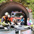 B305: Baum stürzt auf Pkw