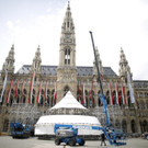 Aufbauarbeiten für den Wiener Life Ball 2013