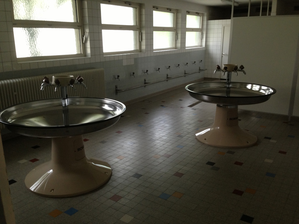 Alte Turnhalle Waschraum_jpg-1369058359