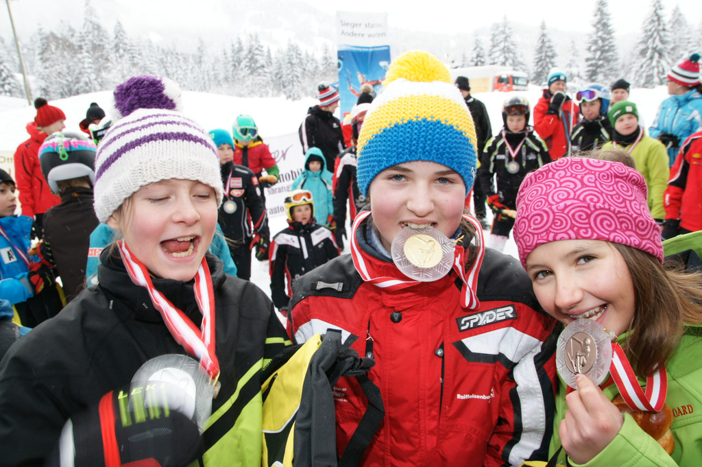 Petra _ Sonja  Anna Lena  mit  Medaillie  _jpg-1369300137