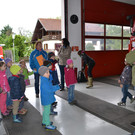 04 Fahrzeugwart Harald Hetzenauer erz__hlt den Kindergartenkindern __ber die Feuerwehr_JPG-1369336042
