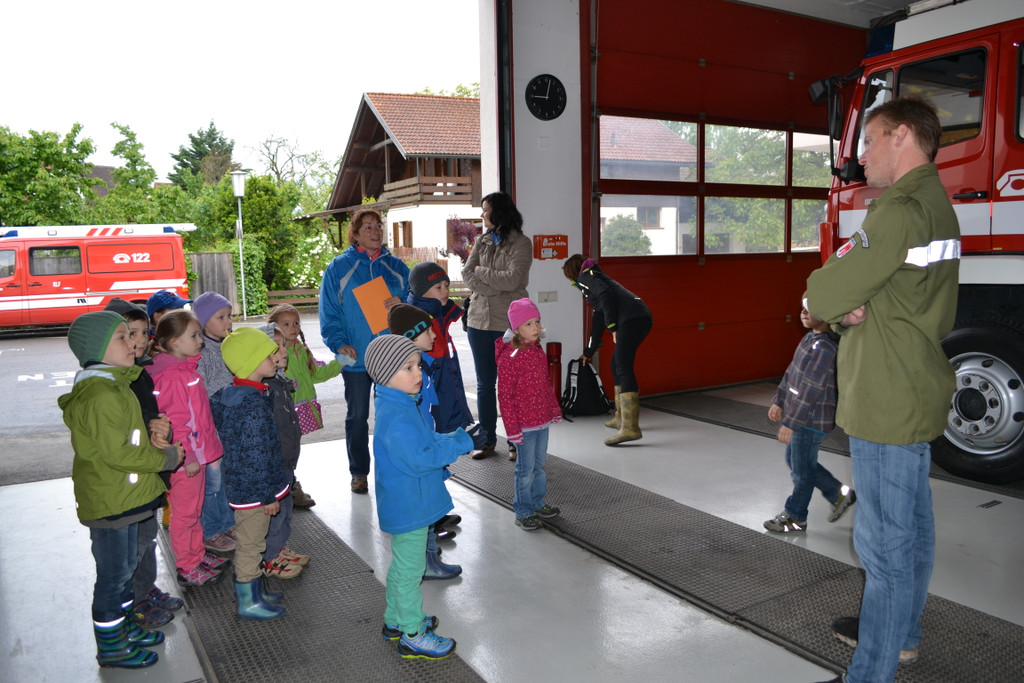 04 Fahrzeugwart Harald Hetzenauer erz__hlt den Kindergartenkindern __ber die Feuerwehr_JPG-1369336042