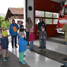 05 Fahrzeugwart Harald Hetzenauer erz__hlt den Kindergartenkindern __ber die Feuerwehr_JPG-1369336083