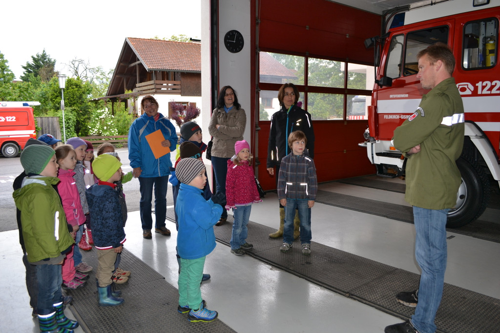 05 Fahrzeugwart Harald Hetzenauer erz__hlt den Kindergartenkindern __ber die Feuerwehr_JPG-1369336083