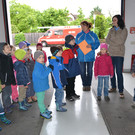 06 Der Kindergarten Spielwiese besucht die Feuerwehr Gisingen_JPG-1369336124