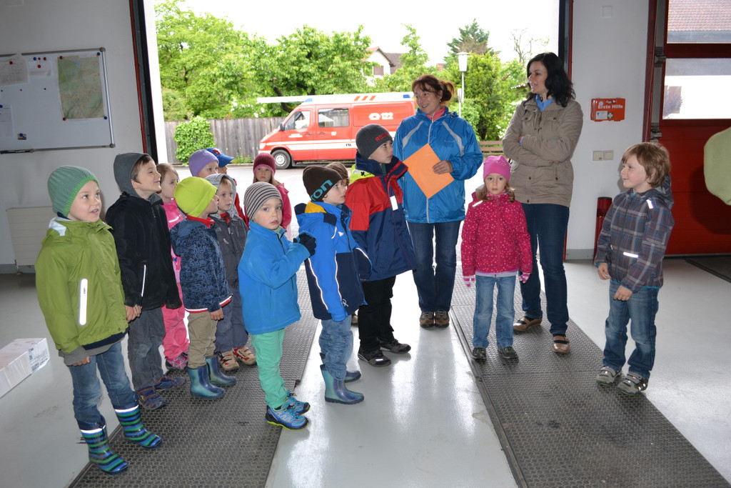 06 Der Kindergarten Spielwiese besucht die Feuerwehr Gisingen_JPG-1369336124