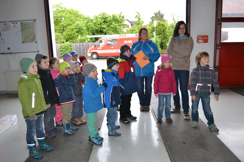 07 Der Kindergarten Spielwiese besucht die Feuerwehr Gisingen_JPG-1369336165