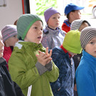 08 Die Spielwiese-Kinder h__ren aufmerksam zu_JPG-1369336209