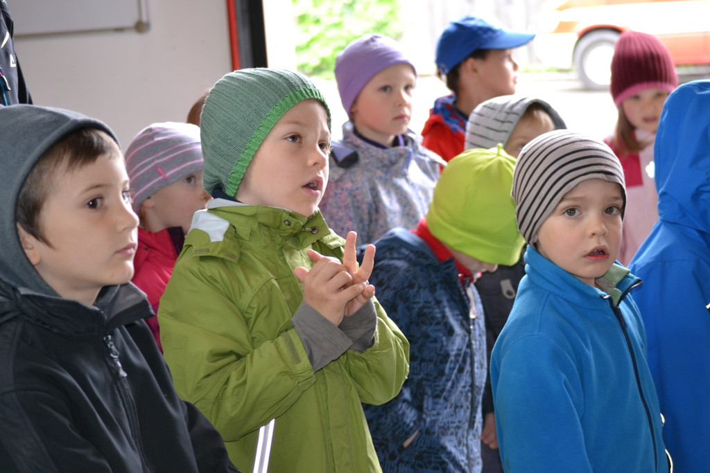 08 Die Spielwiese-Kinder h__ren aufmerksam zu_JPG-1369336209