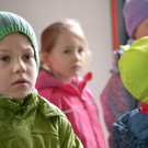 09 Die Spielwiese-Kinder h__ren aufmerksam zu_JPG-1369336253