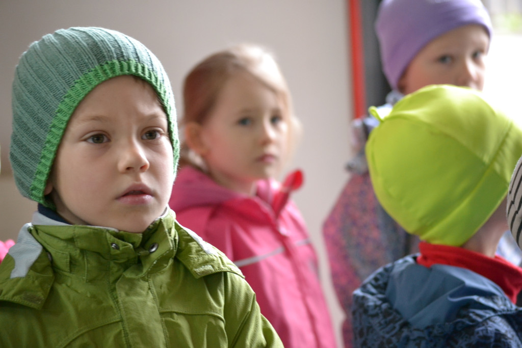 09 Die Spielwiese-Kinder h__ren aufmerksam zu_JPG-1369336253