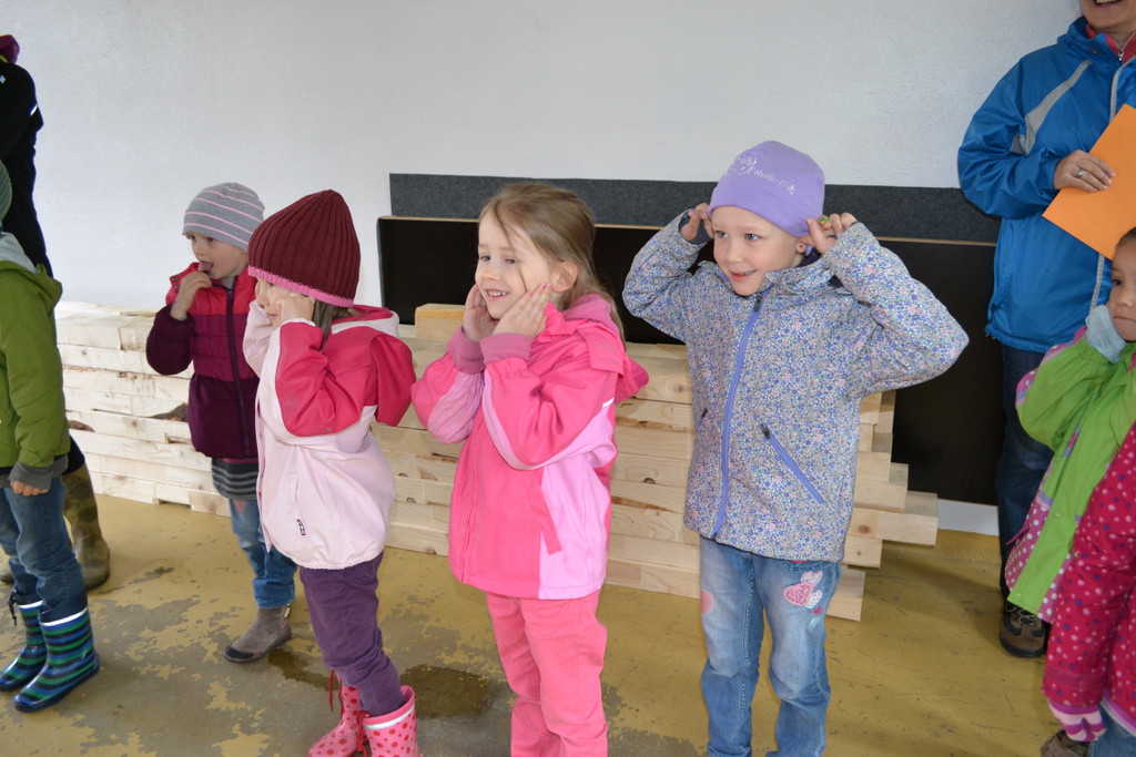 10 Maria_ Olivia_ Carolina und Lena finden die Feuerwehrsirene m__chtig laut_JPG-1369336294