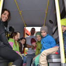 20 Amelie_ Ecrin_ Olivia_ Vincenz_ Quirin und Emil mit P__dagogin Karin Stocker und Feuerwehrmann Mario Walser im Tank-L__schfah