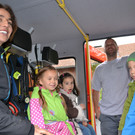 21 Amelie_ Ecrin_ Vincenz und Quirin mit P__dagogin Karin Stocker und Feuerwehrmann Mario Walser im Tank-L__schfahrzeug_JPG-1369