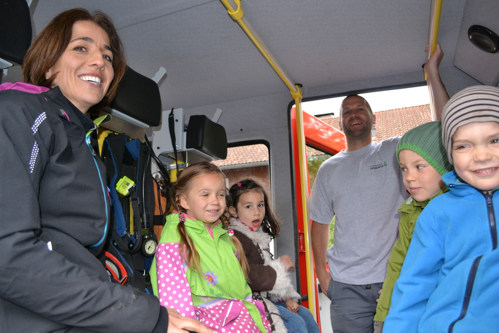 21 Amelie_ Ecrin_ Vincenz und Quirin mit P__dagogin Karin Stocker und Feuerwehrmann Mario Walser im Tank-L__schfahrzeug_JPG-1369