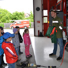 23  Fahrzeugwart Harald Hetzenauer beantwortet geduldig alle Fragen der Kinder_JPG-1369336765