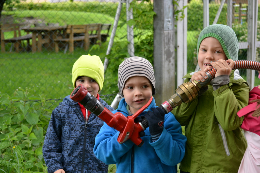 40 Emil_ Quirin und Vincenz versuchen sich als Feuerwehrm__ner_JPG-1369337283