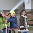 44 Vincenz_ Amelie_ Emil und Ecrin versuchen sich an der gro__en Wasserspritze_JPG-1369337462