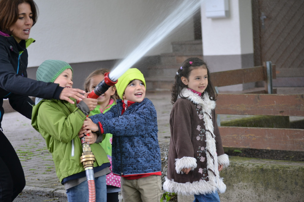 44 Vincenz_ Amelie_ Emil und Ecrin versuchen sich an der gro__en Wasserspritze_JPG-1369337462