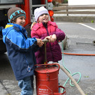 48 Luis und Maria beim Wasserpumpen_JPG-1369337753