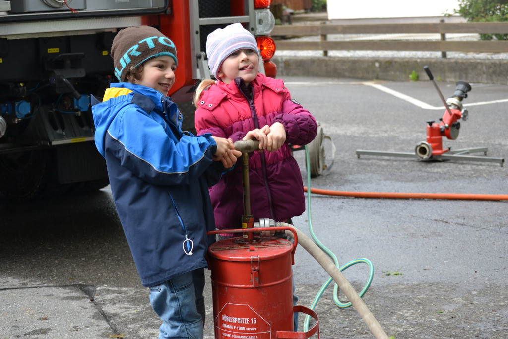 48 Luis und Maria beim Wasserpumpen_JPG-1369337753