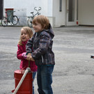 50 Ramona und Janik beim Wasserpumpen_JPG-1369337838