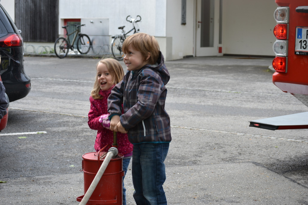 50 Ramona und Janik beim Wasserpumpen_JPG-1369337838