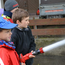 52 Julio und Emil mit der gro__en Wasserspritze_JPG-1369337924
