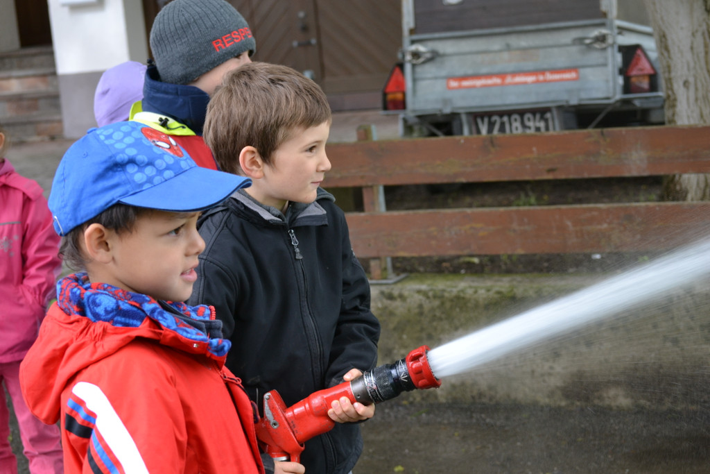 52 Julio und Emil mit der gro__en Wasserspritze_JPG-1369337924