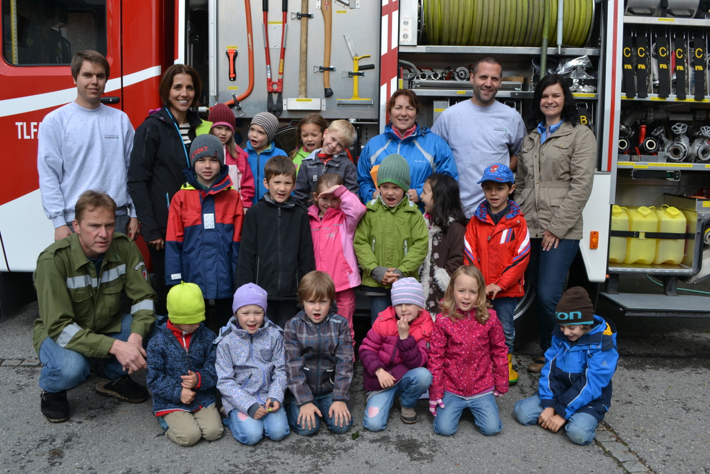 53 Der Kindergarten Spielwiese besucht die Feuerwehr Gisingen_JPG-1369337965