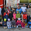 54 Der Kindergarten Spielwiese besucht die Feuerwehr Gisingen_JPG-1369338006