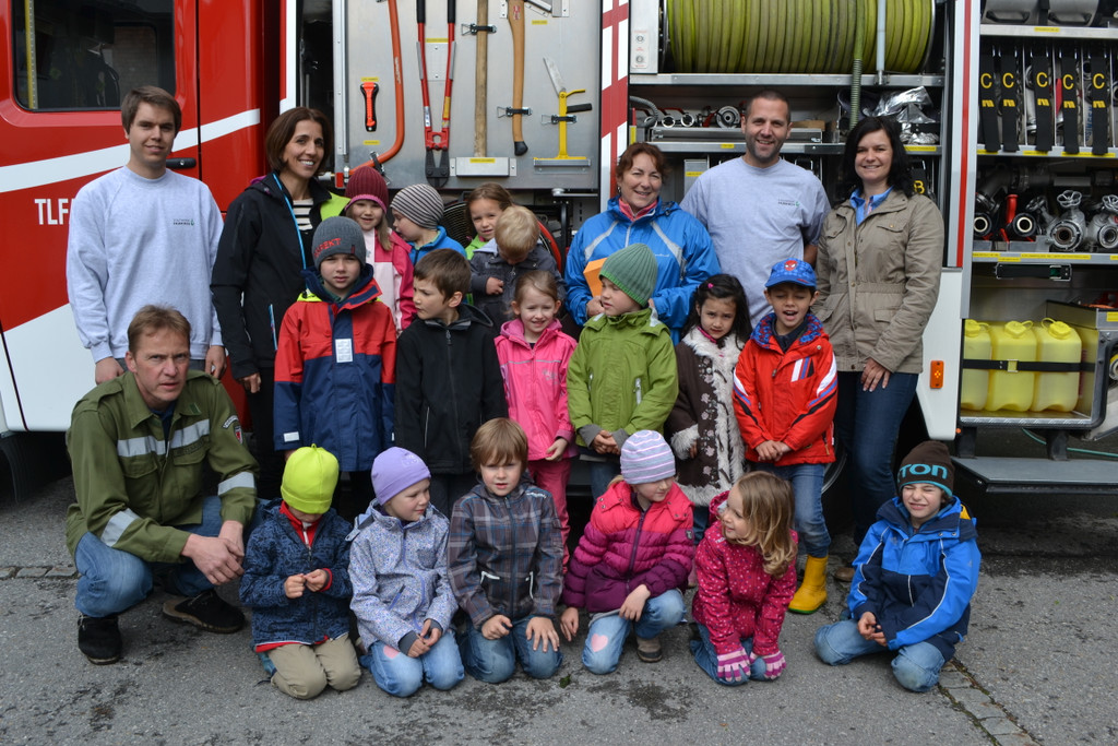 54 Der Kindergarten Spielwiese besucht die Feuerwehr Gisingen_JPG-1369338006