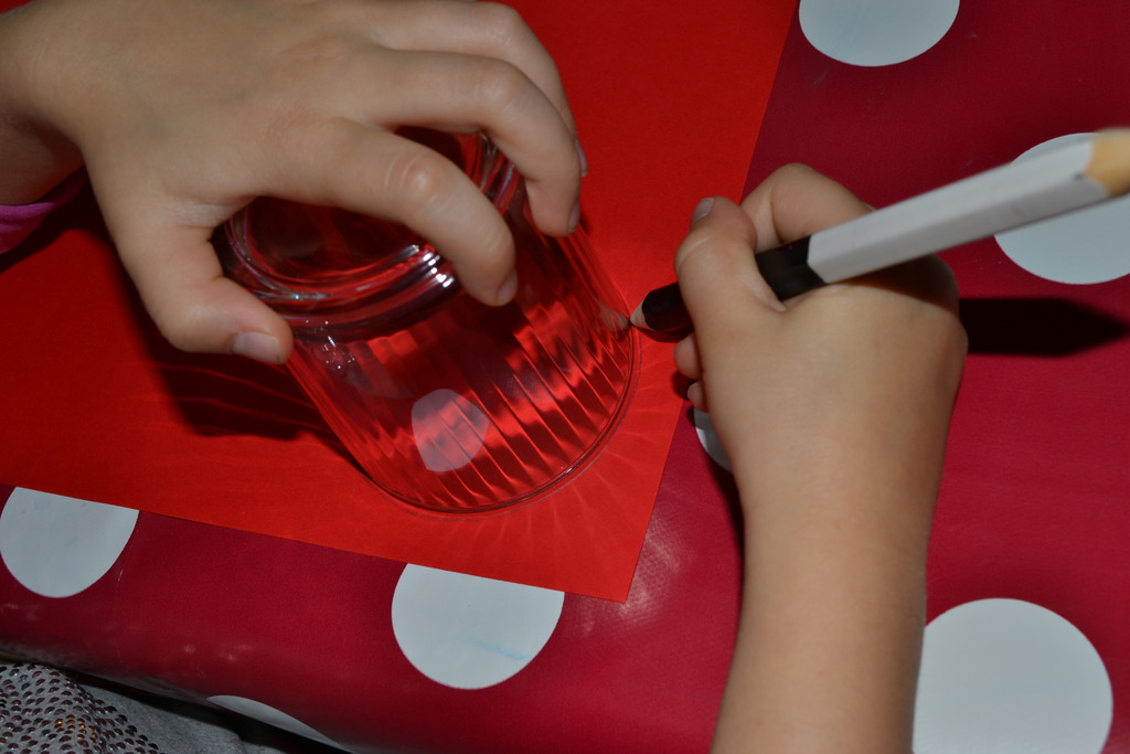 03 ___und rotes Papier einen Kreis_JPG-1369388313