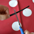 07 Schneide aus dem schwarzen Papierstreifen zwei F__hler zurecht_JPG-1369388404