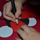 13 Die schwarzen Punkte malst du mit einem Stift auf die Fl__gel_JPG-1369388542