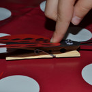 15 Klebe den Papiermarienk__fer auf die Holzklammer_JPG-1369388581