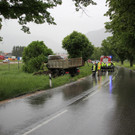 Lkw prallt in Baum