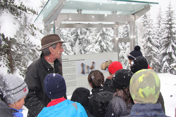 Klaus Bertle bringt den Kindern den Silberpfad näher.
