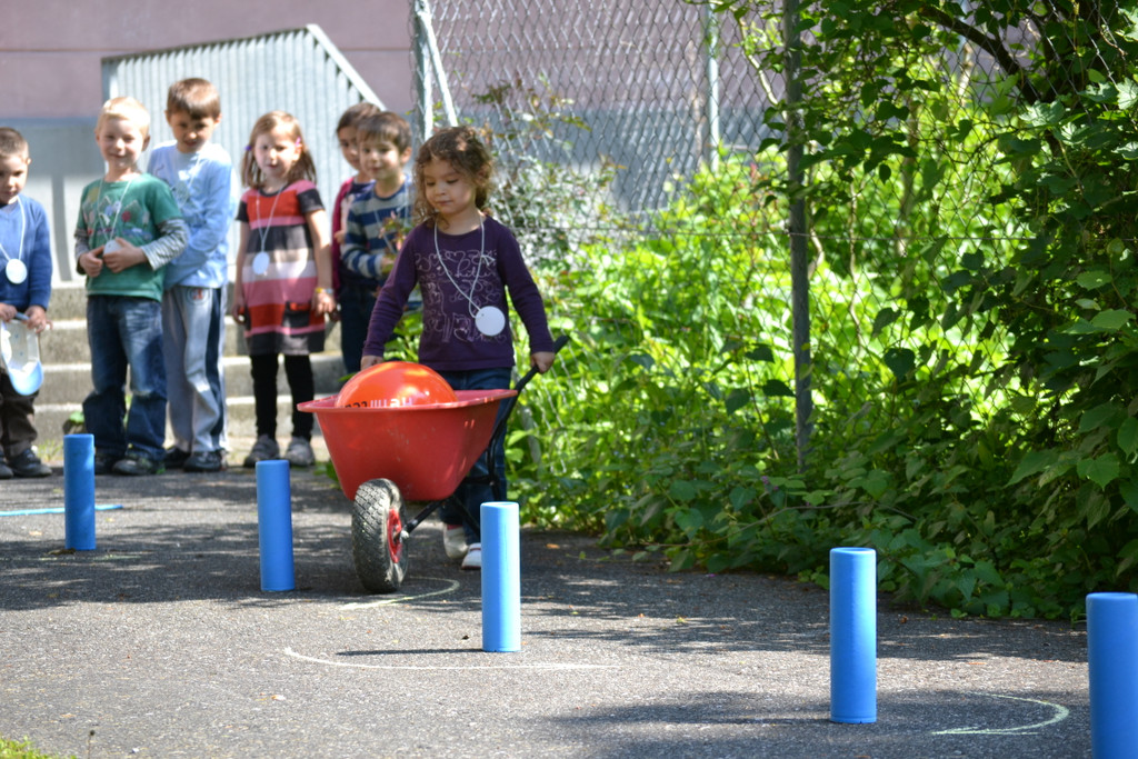 03 Amira beim Schubkarrenrennen_JPG-1369732453