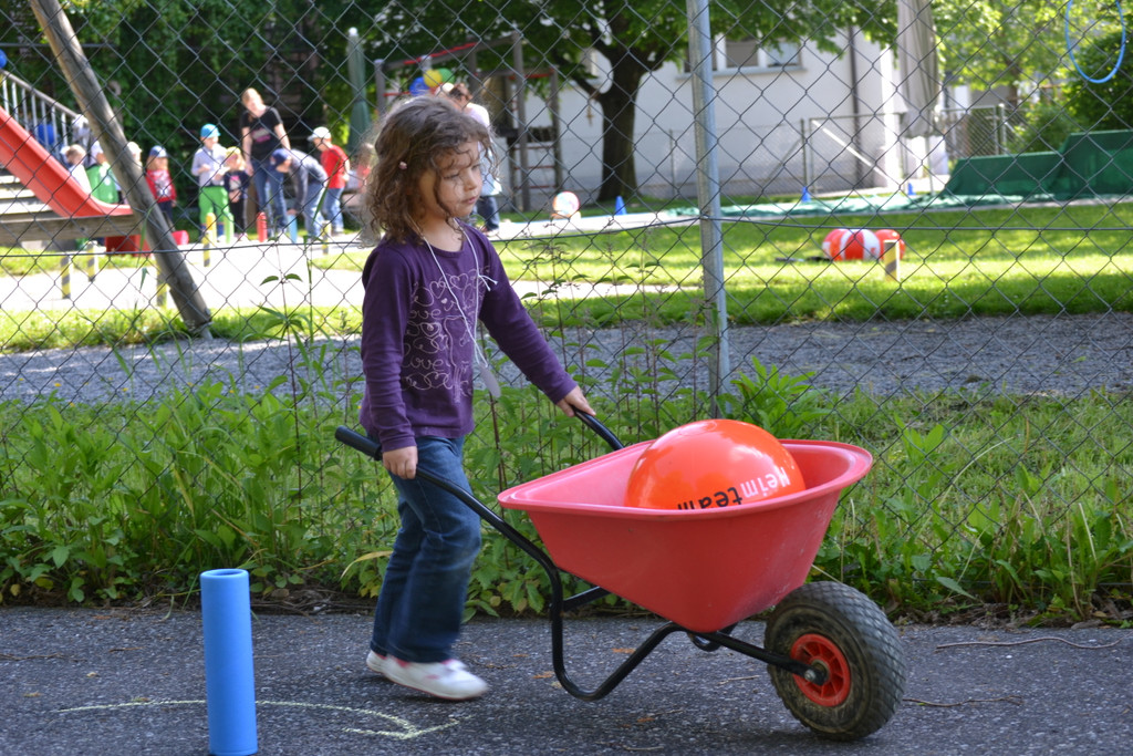 04 Amira beim Schubkarrenrennen_JPG-1369732494