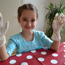 04 Damit sich die Sauerei in Grenzen h__lt_ zieh am besten Einweg-Handschuhe an_JPG-1370113400