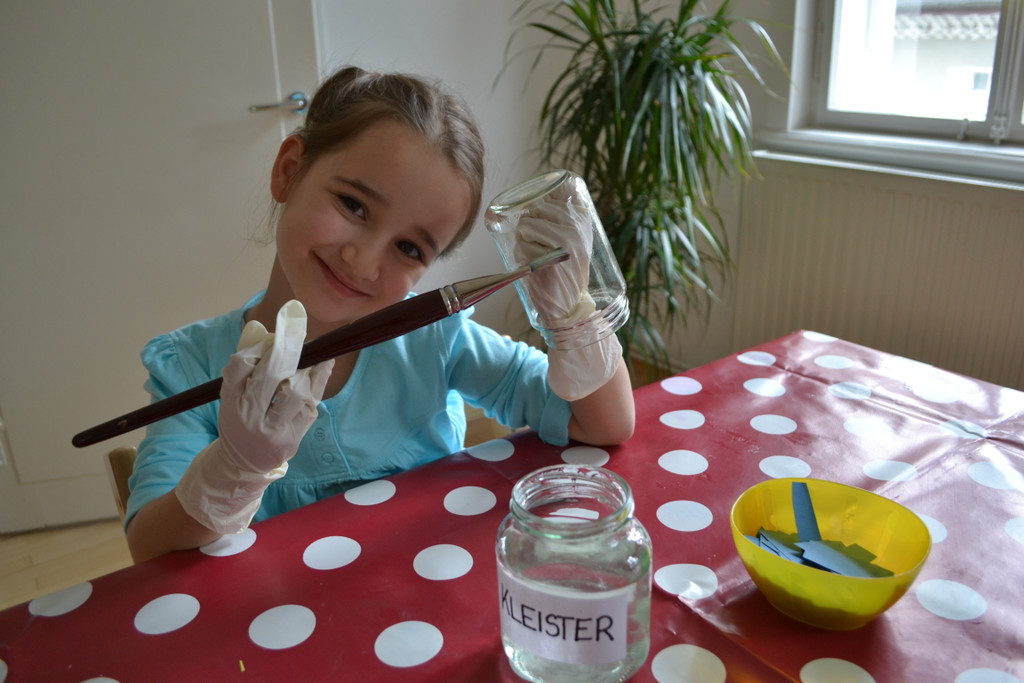05 Bestreiche mithilfe des Pinsels das Marmeladeglas rundum mit Kleister_JPG-1370113442