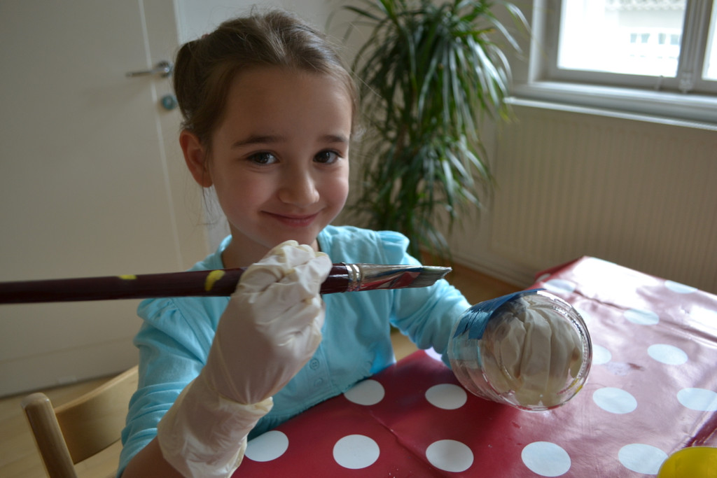 06 Nun pappe die Papierstreifen auf das Glas und streiche wieder ordentlich Kleister darauf_JPG-1370113481