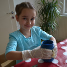 07 Das Papier sch__n glatt auf das Glas zu dr__cken_ klappt am besten mit den H__nden - und macht auch richtig Spa___JPG-1370113