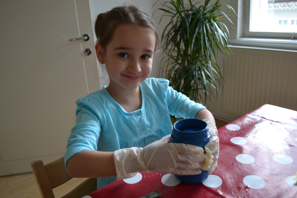 07 Das Papier sch__n glatt auf das Glas zu dr__cken_ klappt am besten mit den H__nden - und macht auch richtig Spa___JPG-1370113