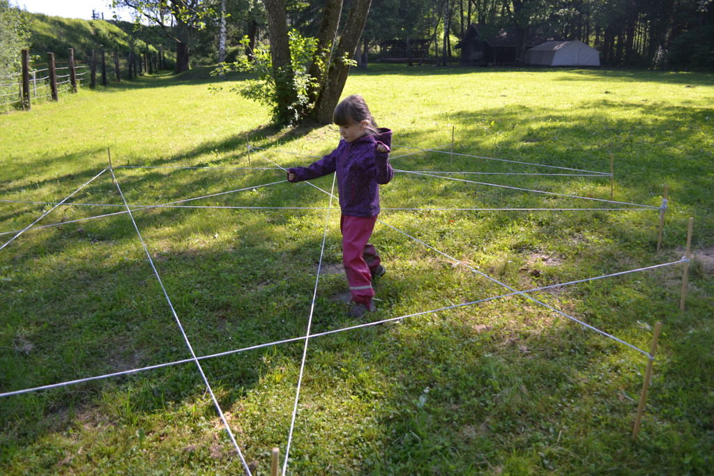 03 Olivia im Riesen-Spinnennetz_JPG-1370718038