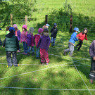 07 Die Kindergartenkinder im selbst gespannten Spinnennetz_JPG-1370718122