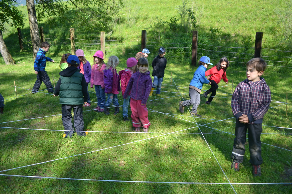 07 Die Kindergartenkinder im selbst gespannten Spinnennetz_JPG-1370718122
