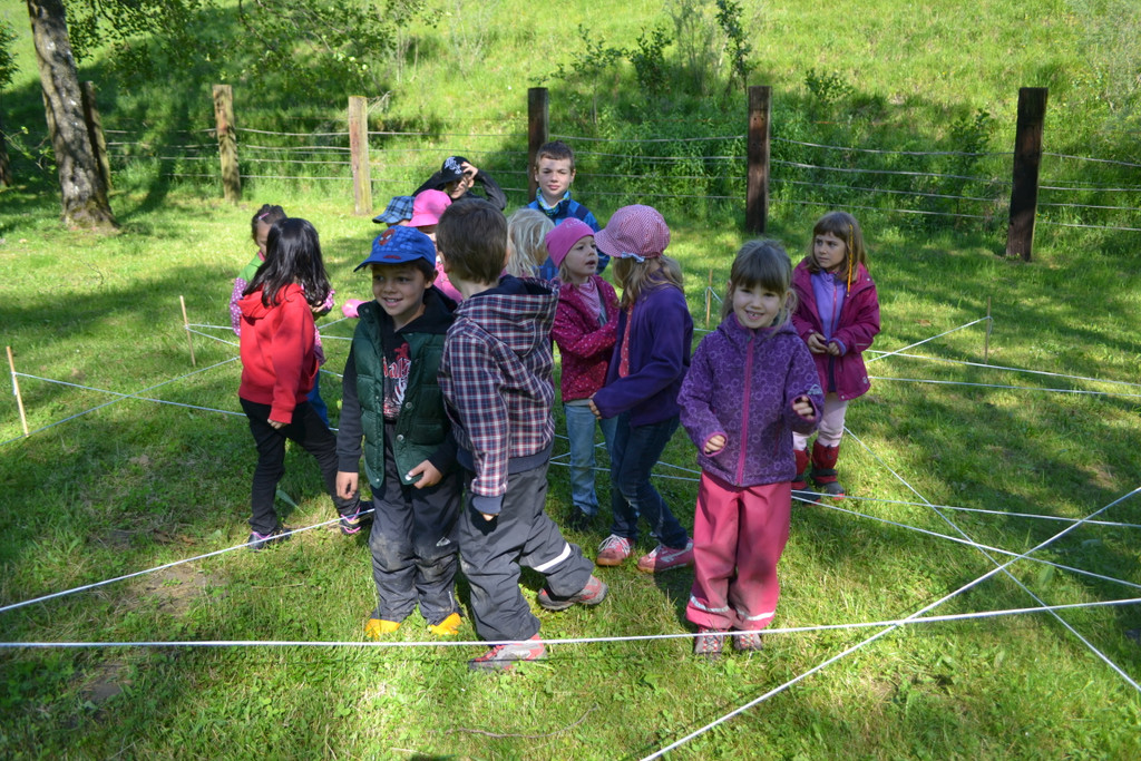 08 Die Kinder versammeln sich im Spinnennetz_JPG-1370718164