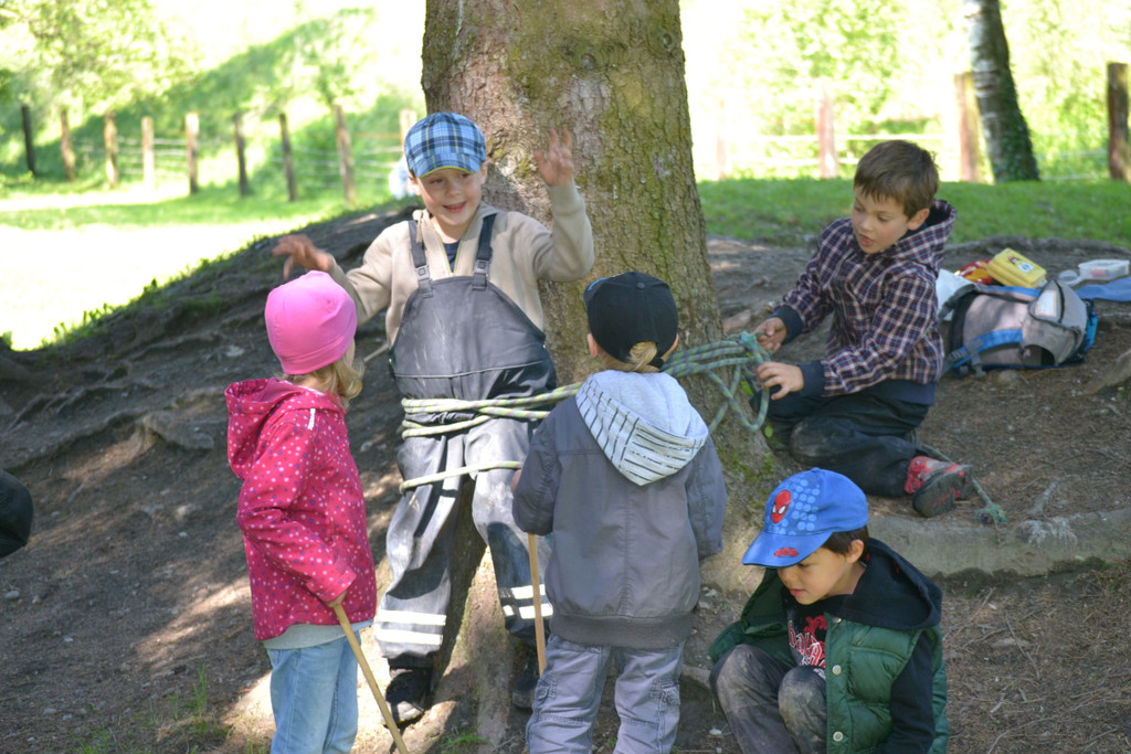 10 Die SPielwiese-Kinder beim Spielen und Toben im Wald_JPG-1370718252